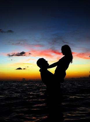 How to flirt with girls without feeling greasy? Learn these 5 steps