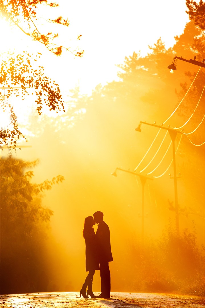 12 things to pay attention to on a first date